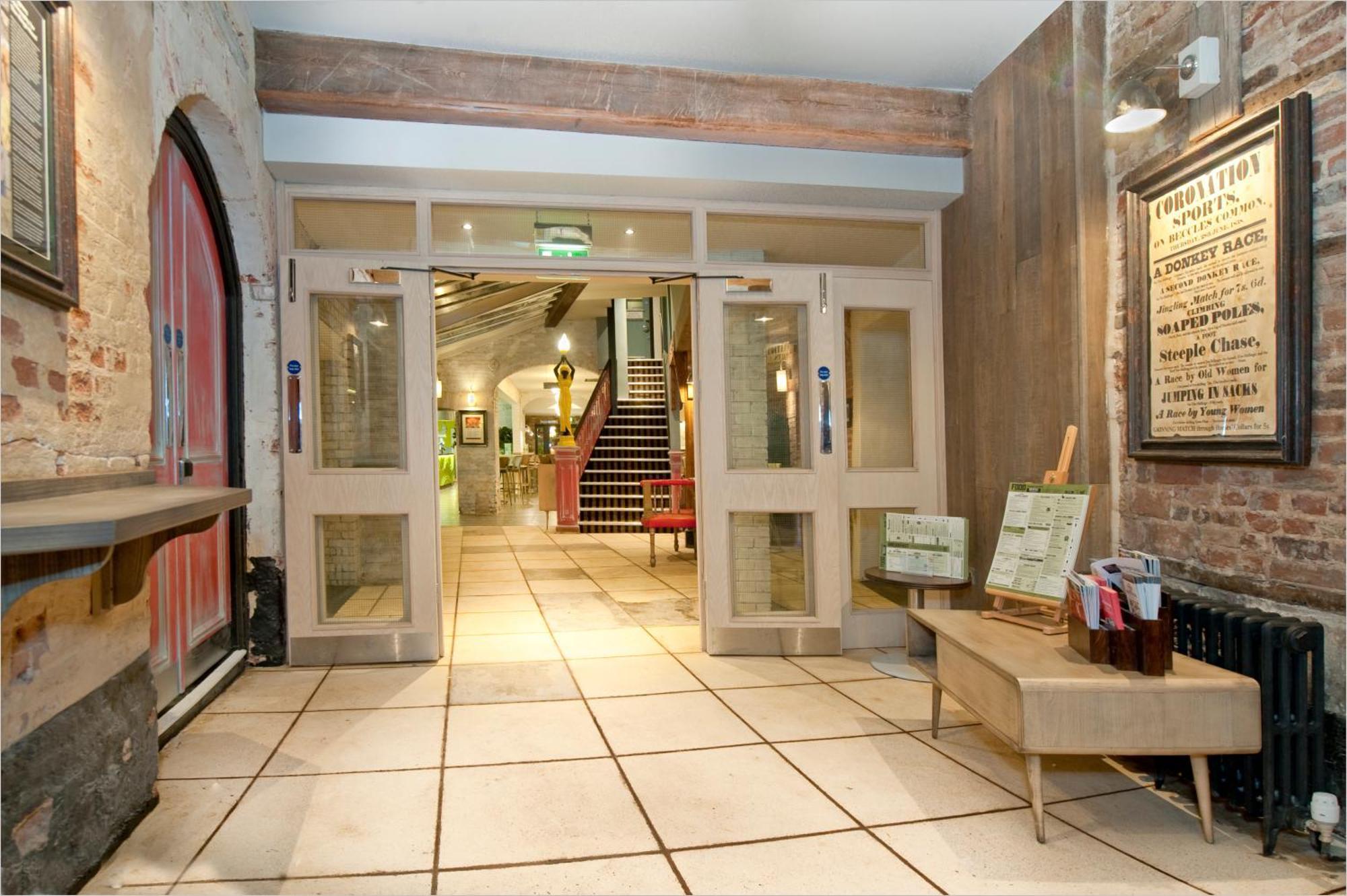 The King'S Head Hotel Wetherspoon Beccles Esterno foto